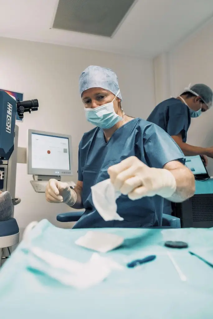 dr josselin en intervention chirurgie refractive dans le cabinet de dinan